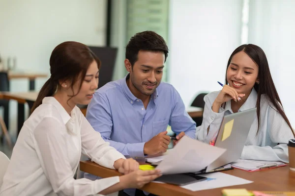 Grupo Jovens Colegas Startup Trabalhando Juntos Para Obter Ideias Marketing — Fotografia de Stock