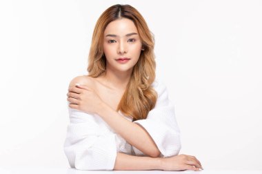 Güzel Asyalı kadın, temiz ve taze tenli, bornoz tebessümü, mutluluk ve neşe, olumlu duygusal, beyaz arka planda soyutlanmış, güzellik kozmetiği ve kaplıca konsepti.