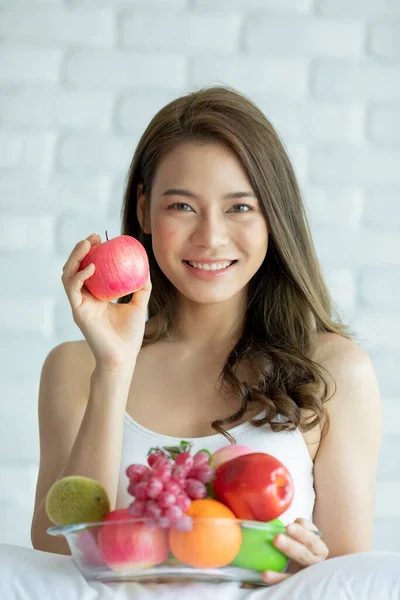 Mujer Asiática Sana Sosteniendo Frutas Frescas Saludables Felicidad Concepto Cuidado — Foto de Stock