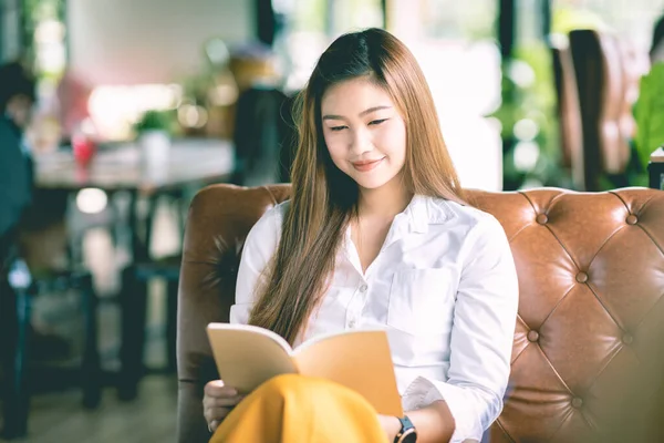 Bella Attraente Donna Asiatica Libro Lettura Imparare Istruzione Sorriso Pensiero — Foto Stock