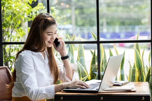 Beautiful Attractive Asian Woman Working Laptop Smile Talking Customer Smartphone — Stock Photo, Image