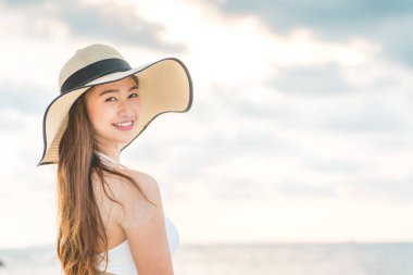 Beyaz bikinili çekici bir Asyalı kadın yaz tatilinin tadını çıkarıyor. Çok mutlu ve neşeli. Tayland 'da tropik plajlarda seyahat, tatil ve rahatlama.