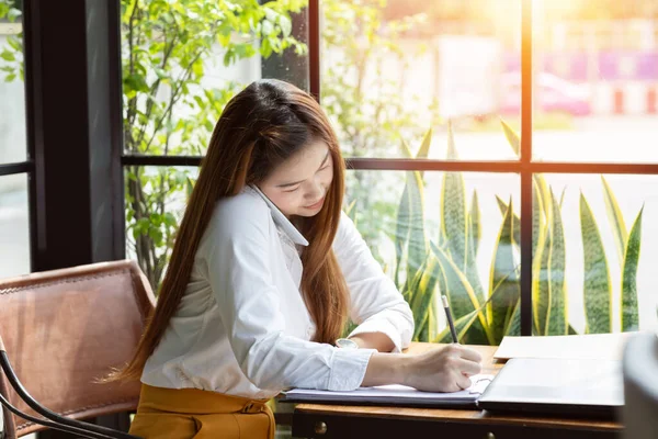 Bella Attraente Asiatica Donna Affari Annotando Obbligo Prenotare Parlare Con — Foto Stock