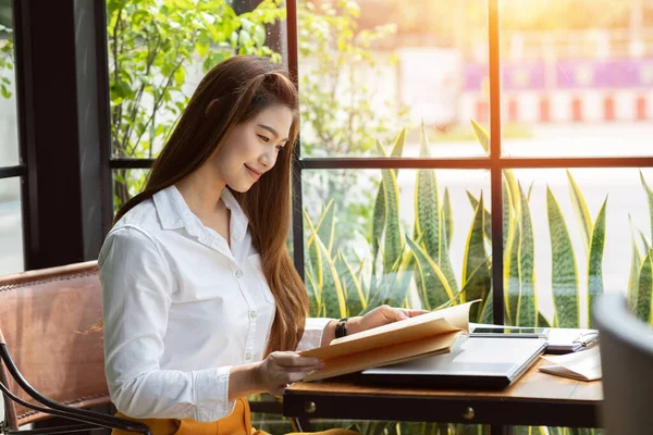 Bella Attraente Donna Asiatica Libro Lettura Imparare Istruzione Sorriso Pensiero — Foto Stock