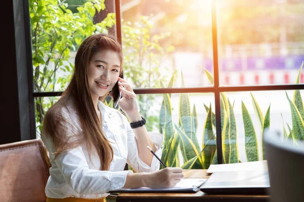 Bella Attraente Asiatica Donna Affari Annotando Obbligo Prenotare Parlare Con — Foto Stock