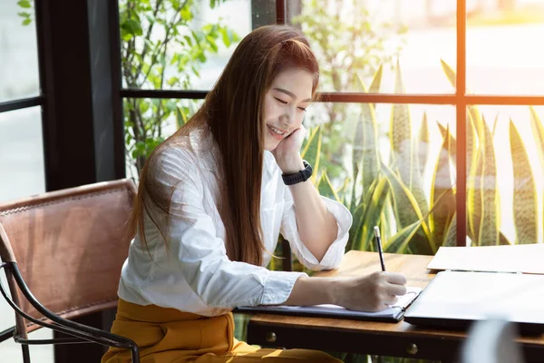 Bella Donna Asiatica Attraente Che Lavora Con Sorriso Del Computer — Foto Stock