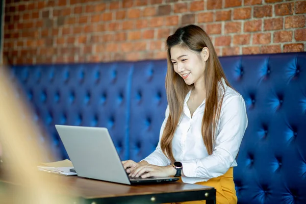 Mulher Asiática Atraente Bonita Que Trabalha Com Laptop Computador Pensando — Fotografia de Stock