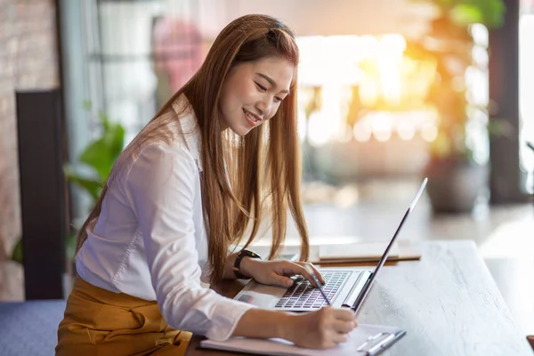 Bella Donna Asiatica Attraente Che Lavora Con Sorriso Del Computer — Foto Stock