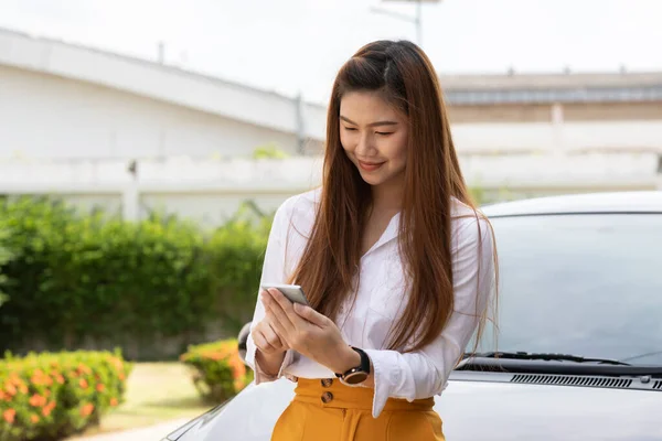 車の幸福と快適な外のGpsを接続するためにスマートフォンを使用して美しい魅力的なアジアの若い女性 — ストック写真