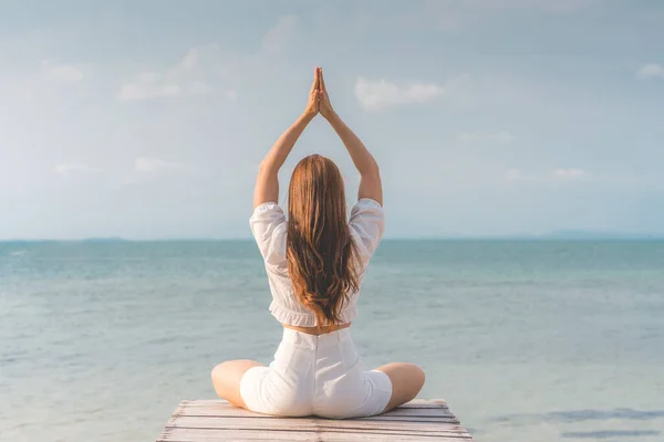 Frauen Üben Yoga Lotus Pose Zur Meditation Sommerurlaub Auf Pier — Stockfoto