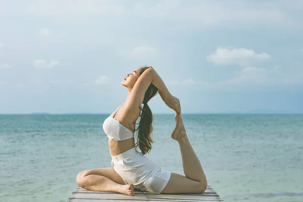 Urlaub Der Attraktiven Asiatin Die Sich Yoga Königstauben Pose Auf — Stockfoto