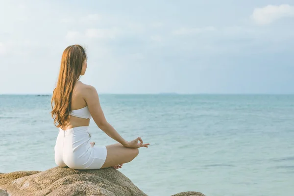 Frauen Üben Yoga Lotus Pose Zur Meditation Sommerurlaub Auf Pier — Stockfoto