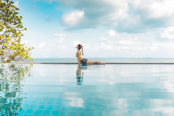 Vacaciones Mujer Asiática Atractiva Practica Cobra Pose Piscina Sobre Playa — Foto de Stock