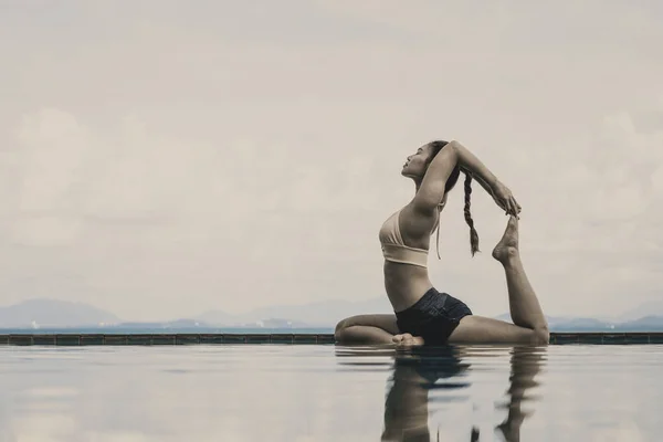 Urlaub Der Attraktiven Asiatin Die Sich Yoga Königstauben Pose Pool — Stockfoto