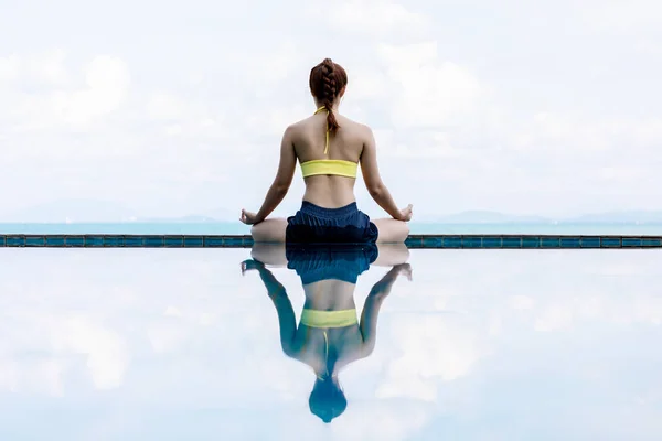 Urlaub Der Schönen Attraktive Asiatische Frau Entspannen Yoga Lotus Pose — Stockfoto