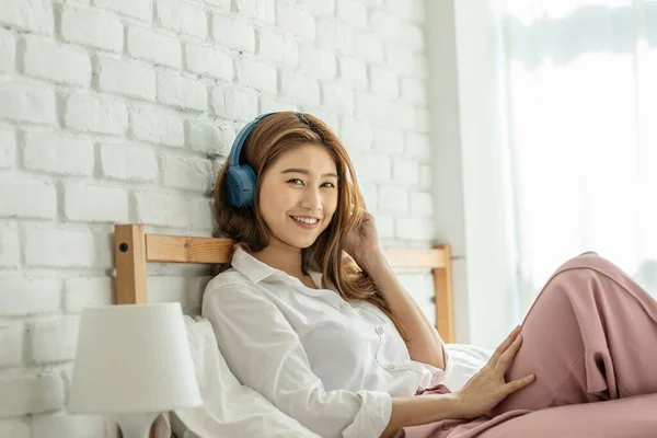 Belle Attrayant Asiatique Jeune Femme Écouter Musique Couché Sur Lit — Photo