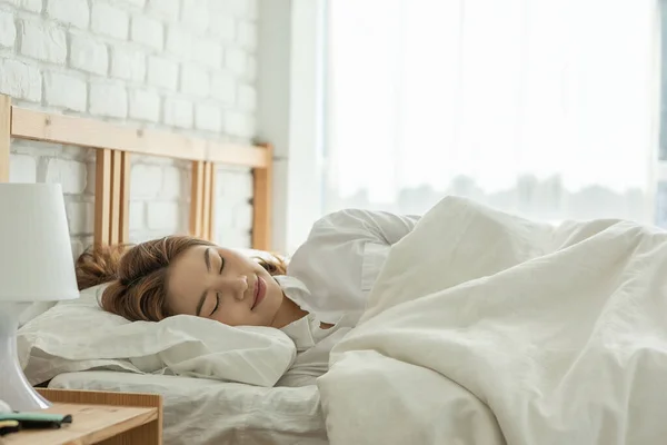 Mooie Aantrekkelijke Aziatische Vrouw Slapen Zoete Droom Bed Slaapkamer Ochtend — Stockfoto