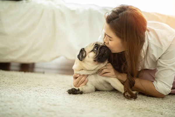 Красивая Привлекательная Азиатская Женщина Целует Свою Милую Собаку Мопса Породы — стоковое фото