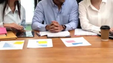 Bir grup genç Girişim çalışanı ofiste fikir ve pazarlama, İş Kuruluşu Çeşitliliği Beyin Fırtınası Konsepti, zaman aşımı