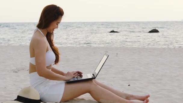Mujer Asiática Linda Trabajando Con Computadora Portátil Playa Isla Tropical — Vídeo de stock