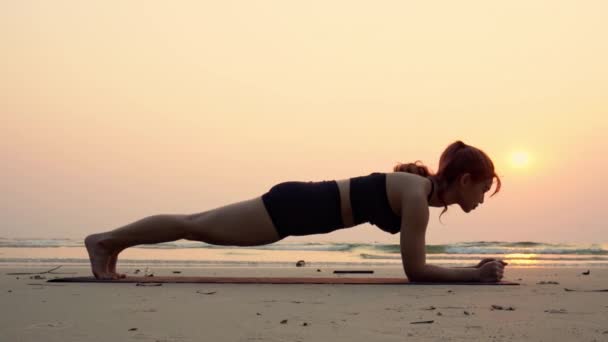 Mujer Joven Asiática Practica Yoga Pose Arena Playa Con Puesta — Vídeo de stock