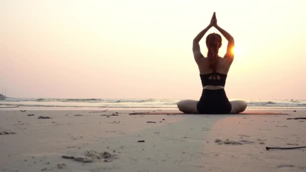 Bakış Açısına Göre Kadın Yoga Nilüferini Uygular Yaz Tatilinde Plajda — Stok video