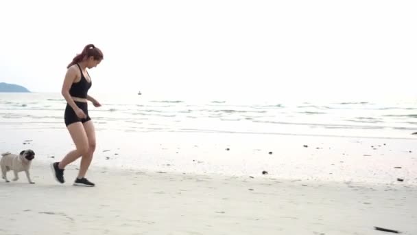 Mujer Fuerte Corriendo Sobre Arena Playa Con Raza Perro Pug — Vídeos de Stock