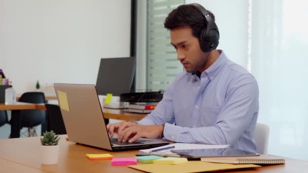 若いビジネスインド人男性は自宅でビデオ会議コールを介してビジネスチームと会う オンラインビデオ通話でグループで挨拶を手に — ストック動画
