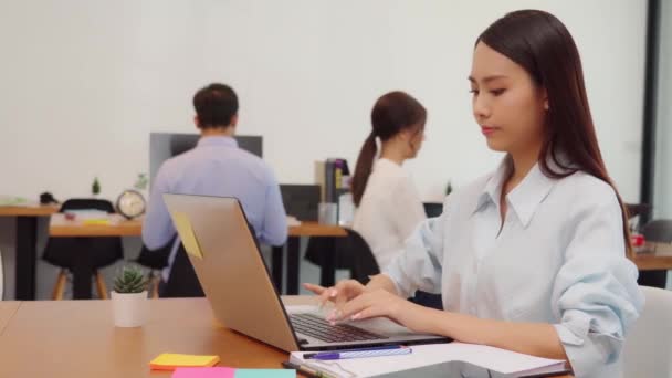Mujer Negocios Que Trabaja Ordenador Portátil Con Grupo Jóvenes Compañeros — Vídeos de Stock