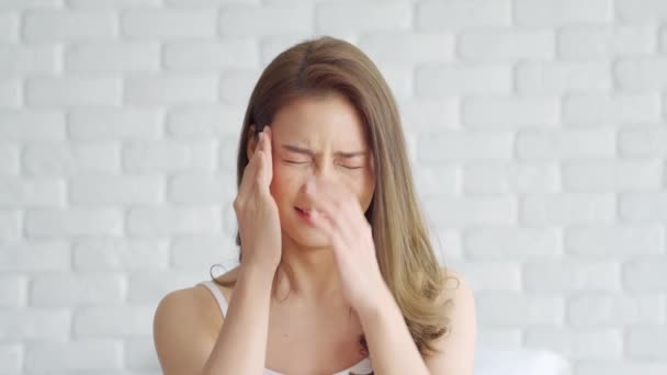Asiatische Junge Frau Hat Migräne Und Kopfschmerzen Nach Dem Aufwachen — Stockvideo