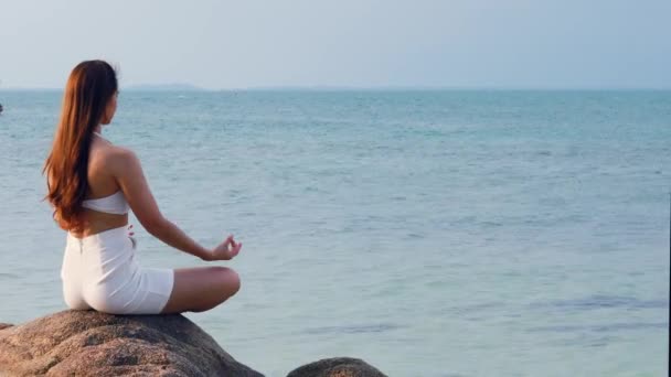 Bakış Açısına Göre Kadın Yoga Nilüferleri Yapıyor Yaz Tatili Için — Stok video