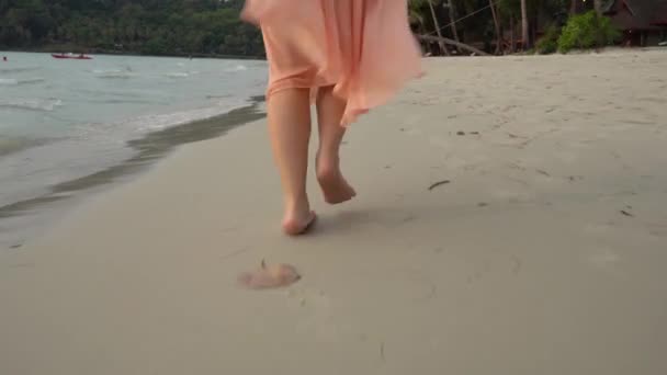 Close Leg Young Woman Walks Barefoot Sand Beach Travel Summer — Stock Video
