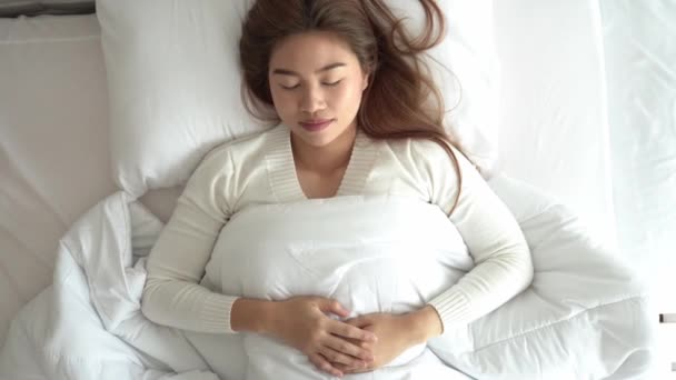 Cantik Menarik Wanita Asia Mengenakan Pajamas Tidur Menutup Matanya Tersenyum — Stok Video