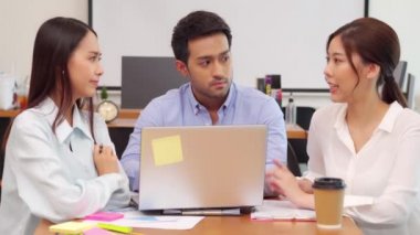 Bir grup genç Girişim çalışanı ofiste fikir ve pazarlama, Girişim Çeşitliliği Beyin Fırtınası Konsepti oluşturmak için birlikte çalışıyor. 