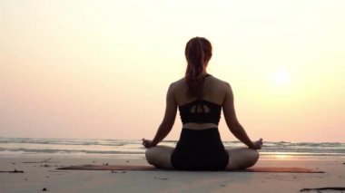 Bakış açısına göre, kadın yoga nilüferini uygular yaz tatilinde plajda meditasyona poz verir çok mutlu ve neşeli hisseder, Tayland 'da tropik plajlarda seyahat eder, tatiller ve rahatlama kavramı