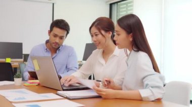 Bir grup genç Girişim çalışanı ofiste fikir ve pazarlama, Girişim Çeşitliliği Beyin Fırtınası Konsepti oluşturmak için birlikte çalışıyor.