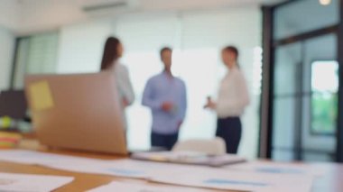 Bilgisayarlar masada Business Team Kahve molası verip kahve fincanlarını tutuyorlar ve konuşuyorlar. 