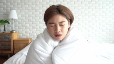 Hasta kadının evde ateşi var ve vücut virüsü enfeksiyonuna karşı battaniyesi var.