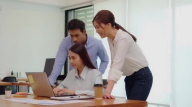Bir grup genç Girişim çalışanı ofiste fikir ve pazarlama, Girişim Çeşitliliği Beyin Fırtınası Konsepti oluşturmak için birlikte çalışıyor.  