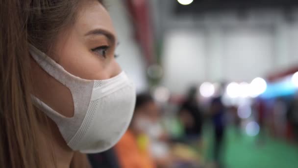 展覧会に立っている保護マスクを着用し ウイルス感染で混雑している女性 市内のコロナウイルス感染症や保護マスクを身に着けているすべての人 ヘルスケアの概念 — ストック動画