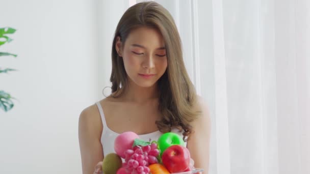Gesunde Asiatin Mit Frischen Gesunden Früchten Und Glück Gesundheitskonzept — Stockvideo