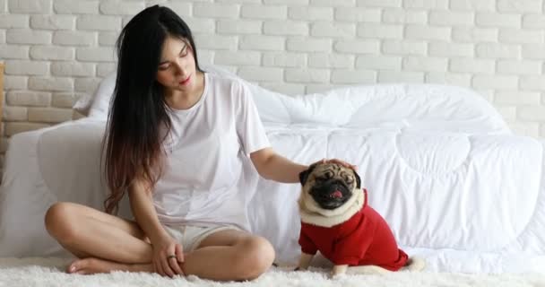 Mooie Aziatische Jonge Vrouw Spelen Met Haar Hond Glimlachen Met — Stockvideo