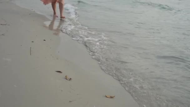 Cerrar Las Piernas Mujer Joven Caminando Descalza Sobre Arena Playa — Vídeos de Stock
