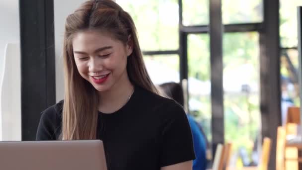 美しい魅力的なアジアの女性は コンピュータのラップトップで作業し ビジネススタートアップの気持ちでアイデアや要件を得るために考えているので ビジネススタートアップコンセプト — ストック動画