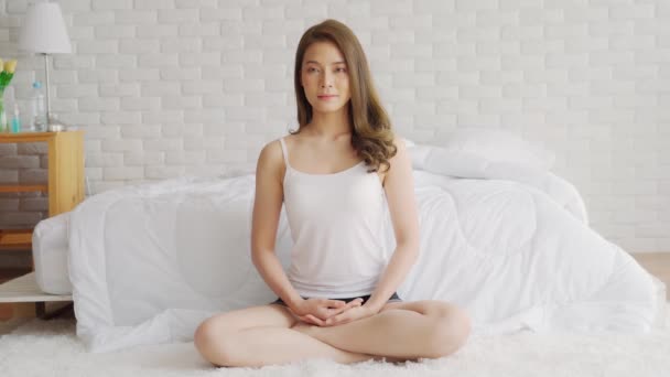 Atractiva Mujer Asiática Practica Yoga Loto Posar Meditación Dormitorio Después — Vídeo de stock