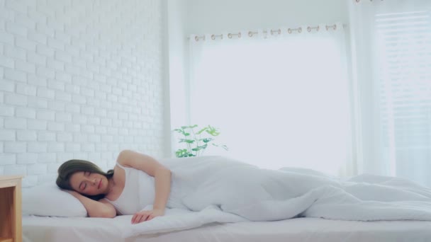 Schöne Attraktive Asiatin Schlafanzug Schlaf Schließen Sie Ihre Augen Lächeln — Stockvideo