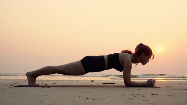 Ασιάτισσα Νεαρή Γυναίκα Πρακτική Yoga Pose Στην Άμμο Και Την — Αρχείο Βίντεο