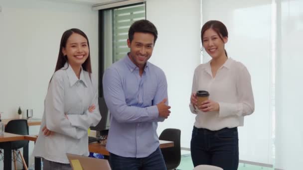 Alegre Joven Business Team Coffee Break Celebración Tazas Café Hablar — Vídeos de Stock