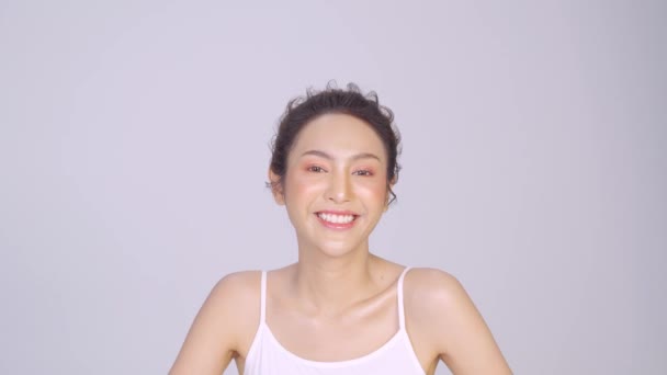 Piękna Azjatka Dotykając Miękki Uśmiech Policzek Czystej Świeżej Skóry Szczęście — Wideo stockowe