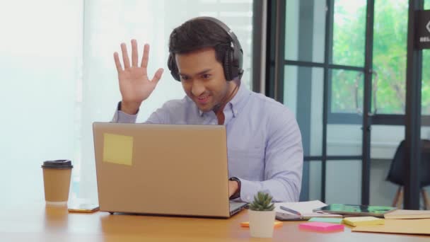 Junger Indischer Geschäftsmann Trifft Sich Mit Geschäftsteam Videokonferenzschaltung Hause Überreicht — Stockvideo